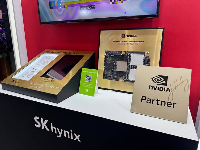 Nvidia CEO Jensen Huang signed an HBM memory display at SK hynix’s booth during Computex 2025 at the Nangang Exhibition Center in Taipei, Taiwan, on May 20, 2025./Yonhap