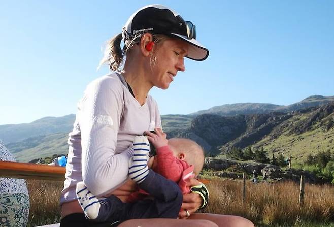 영국 최대 규모의 울트라마라톤 ‘울트라 트레일 스노도니아 레이스’에서 우승한 스테파니 케이스의 모습. /인스타그램