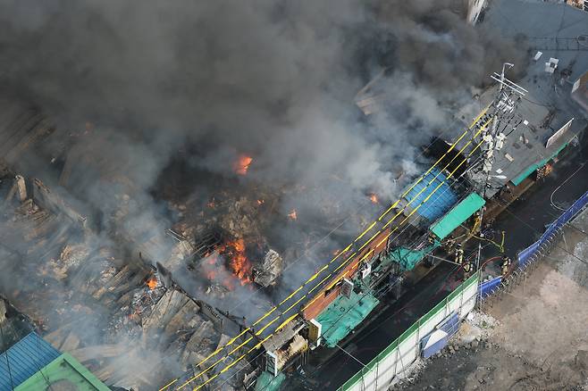 28일 오후 서울 을지로 세운상가 인근에서 화재가 발생해 소방대원들이 화재를 진압하고 있다./뉴스1