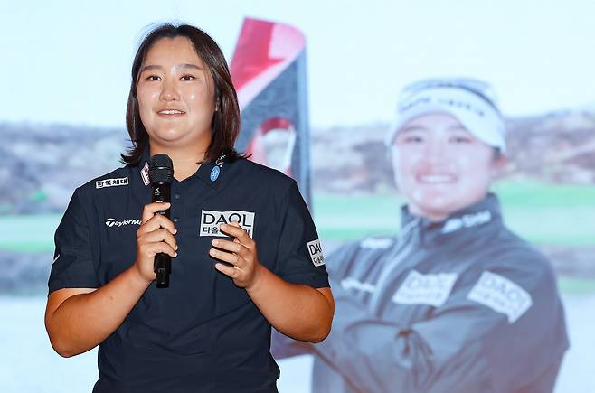 LPGA 투어에서 활약 중인 유해란이 지난 21일 서울에서 열린 기자간담회에 나서 답변하고 있다./연합뉴스