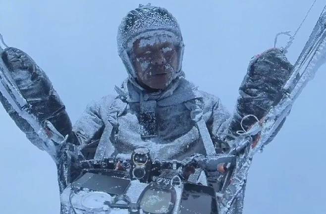 중국 간쑤성의 한 패러글라이더가 비행 중 강풍에 휩쓸려 해발 8598m까지 상승하는 아찔한 사고를 겪었다. /홍콩 사우스차이나모닝포스트