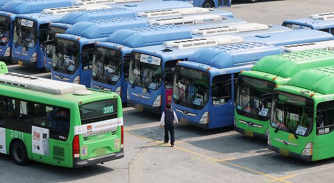 서울 송파구 장지공영차고지에 운행을 앞둔 시내버스가 정차돼있다. /뉴스1