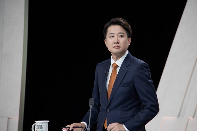 이준석 개혁신당 대통령 후보가 27일 서울 상암 MBC스튜디오에서 열린 21대 대선후보 3차 토론회에 참석해 토론 준비를 하고 있다. /뉴스1