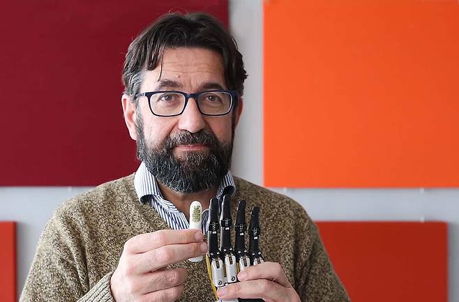 미체라 교수가 열 감지 센서가 장착된 로봇 의수를 들고 있다./스위스 로잔연방공대(EPFL)