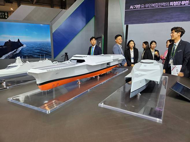 HD현대중공업은 28일 부산 벡스코(BEXSCO)에서 열린 국제해양방산전시회(MADEX)에 참석해 부스를 마련했다. 사진은 이날 HD현대중공업이 최초 공개한 미래형 무인전력모항(가운데), 기동형 무인전력통제함(오른쪽)의 모습. 김지환 기자