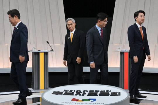 더불어민주당 이재명·민주노동당 권영국·국민의힘 김문수·개혁신당 이준석 대선 후보가 27일 서울 마포구 상암동 MBC 스튜디오에서 진행된 정치 분야 TV토론회에 앞서 포즈를 취한 후 자리로 향하고 있다. 연합뉴스