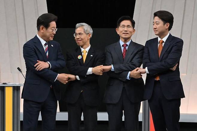 27일 오후 서울 마포구 상암동 MBC 스튜디오에서 열린 중앙선거방송토론위원회 주관 21대 대선 3차 후보 토론 시작에 앞서 각 정당 대선후보들이 기념촬영을 하고 있다. 왼쪽부터 이재명 더불어민주당, 권영국 민주노동당, 김문수 국민의힘, 이준석 개혁신당 대선 후보 ⓒ국회사진기자단