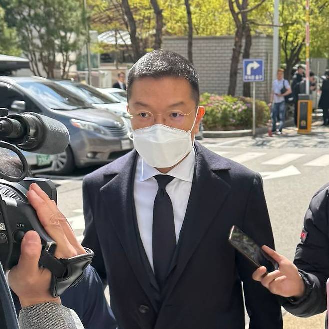 윤관 블루런벤처스(BRV) 대표가 서울남부지방법원에서 지난달 15일 미공개 정보를 이용해 주식을 거래해 부당 이익을 취득한 혐의로 열린 첫 재판에 출석하고 있다.ⓒ데일리안 정인혁 기자