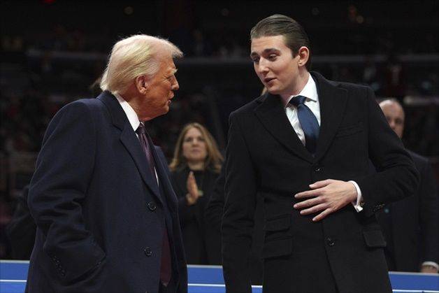 도널드 트럼프(왼쪽) 미국 대통령이 지난 1월20일 미 워싱턴DC의 캐피털 원 아레나 실내 경기장에서 열린 대통령 취임 퍼레이드행사에서 막내아들 배런과 대화를 나누고 있다. ⓒ AP/뉴시스