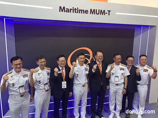 손재일 한화에어로스페이스 대표(오른쪽 3번째)와 김희철 한화오션 대표(왼쪽 4번째)가 양용모 해군참모총장(오른쪽 4번째) 등 우리 해군 관계자들과 기념사진을 촬영하고 있다.