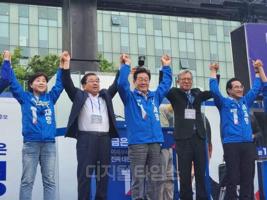 이재명 더불어민주당 대표가 28일 서울 어린이대공원 앞에서 유세하고 있다. 안소현 기자