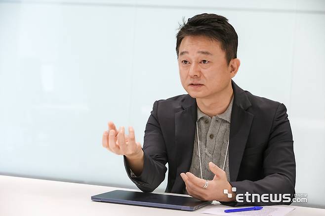 김영민 기술혁신부문 IT Dev본부장이 판교 KT 빌딩에서 전자신문과 만나 인터뷰를 하고 있다.