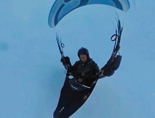 8000m 상공까지 떠오른 패러글라이더 / X @tongbingxue 영상 캡처