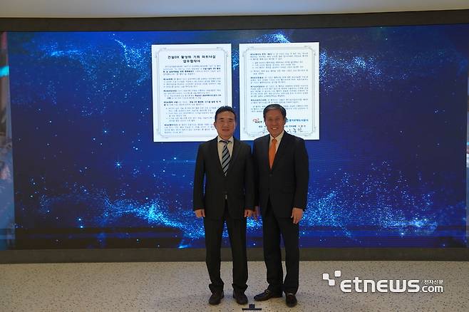 이종선 GH 사장 직무대행(왼쪽)과 박선규 한국건설기술연구원장이 28일 '건설 디지털 전환(DX) 활성화 기회 파트너십' 업무협약을 체결하고 기념 촬영했다.