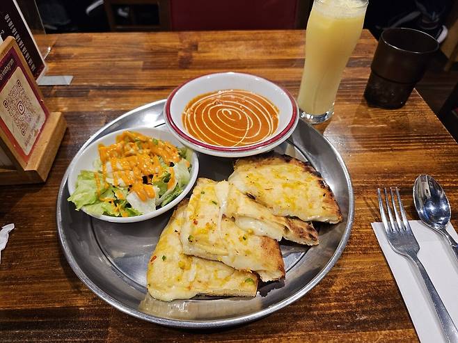 <도쿄맛집> 버터치킨커리에 갈릭치즈난 먹어요.jpg