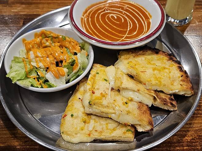 <도쿄맛집> 버터치킨커리에 갈릭치즈난 먹어요.jpg