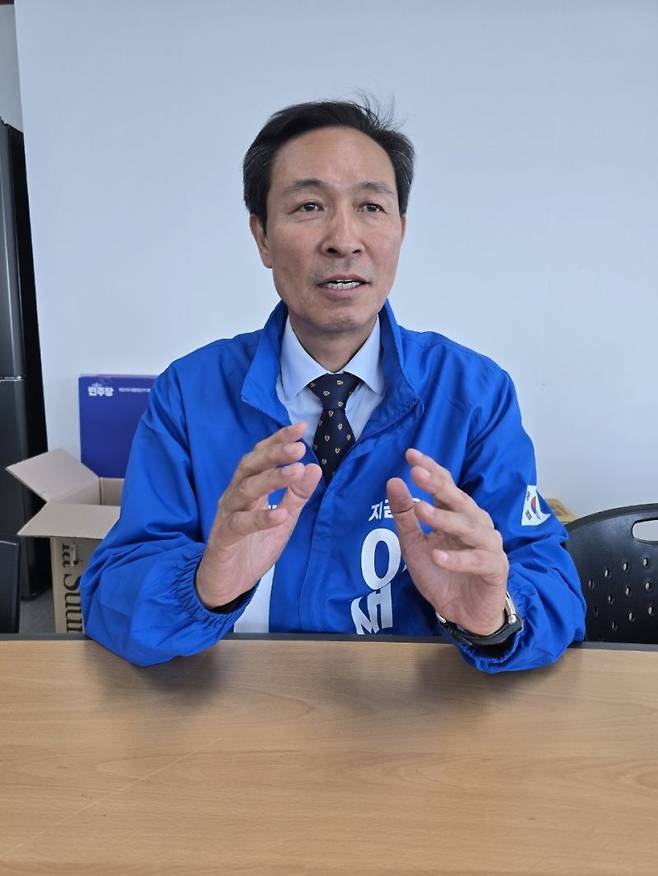 우상호 더불어민주당 공동상임선거대책위원장이 지난 27일 서울 여의도 선거사무실에서 파이낸셜뉴스와 인터뷰를 갖고 이재명 대선 후보의 국정 운영 청사진을 비롯해 대선 중·종반 판세와 전망 등 주요 현안에 대한 입장을 밝히고 있다. 사진=김윤호 기자