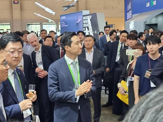 정기선 HD현대 수석부회장(가운데)이 28일 부산 벡스코에서 개막한 '2025 국제해양방위산업전(MADEX 2025)'을 찾아 HD현대 리셉션에 참가하고 있다. 사진=김동호 기자