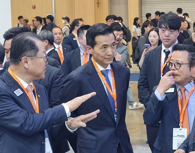 김동관 한화그룹 부회장(가운데)이 28일 부산 벡스코서 열린 'MADEX 2025'에 참석해 김희철 한화오션 사장(앞줄 왼쪽 첫번째), 어성철 특수선사업부장(사장·앞줄 왼쪽 세번째)으로부터 보고를 받고 있다. 사진=김동호 기자