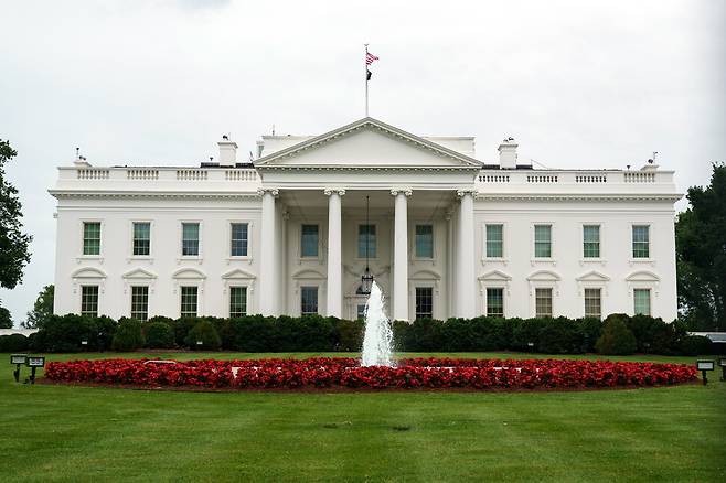 27일 미국 워싱턴 디시(D.C.)의 백악관. 이날 트럼프 행정부는 이민 정책의 일환으로 새로운 유학생 비자 면접을 일시 중단한다고 발표했다. 워싱턴/EPA 연합뉴스