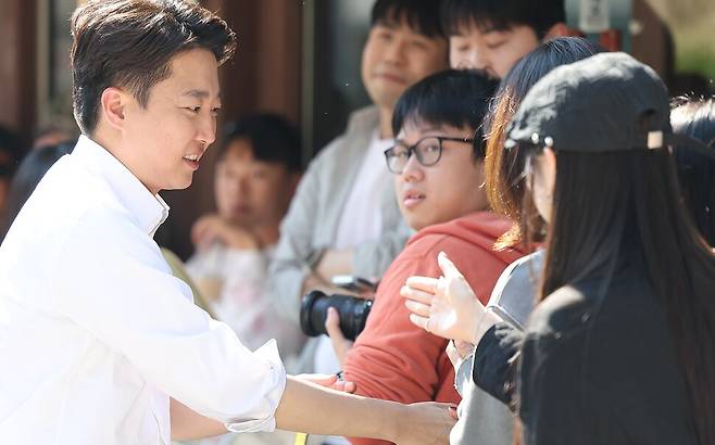개혁신당 이준석 대선후보가 25일 서울 종로구 종묘 인근 서순라길에서 거리 유세를 하고 있다. 연합뉴스