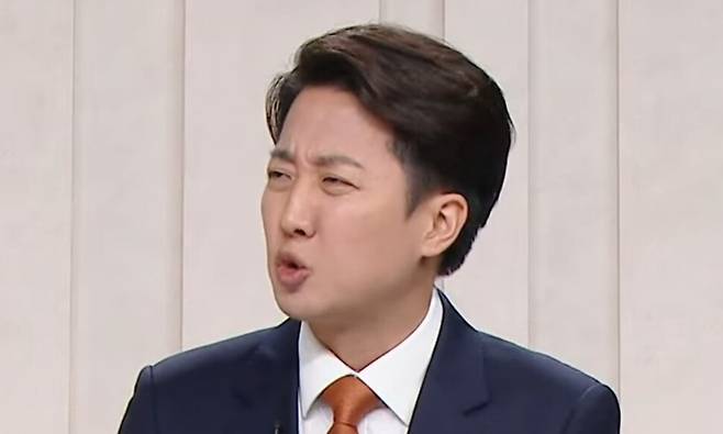 이준석 개혁신당 대통령 후보가 27일 서울 마포구 상암동 문화방송(MBC) 스튜디오에서 열린 정치 분야 토론회에서 발언하고 있다. 에스비에스(SBS) 유튜브 갈무리