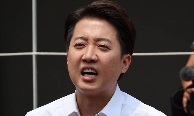 개혁신당 이준석 대선 후보가 사전투표를 하루 앞둔 28일 서울 여의도공원에서 유세를 마친 뒤 취재진의 질문에 답하고 있다. 연합뉴스