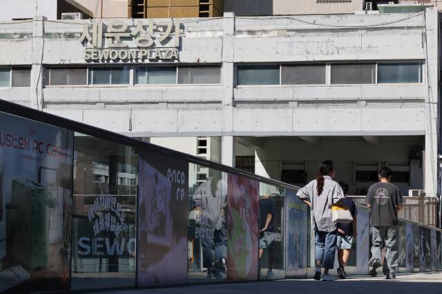 2024년 9월 시민들이 서울 종로구 세운상가 공중보행로를 걷고 있다. 김영원 기자 forever@hani.co.kr