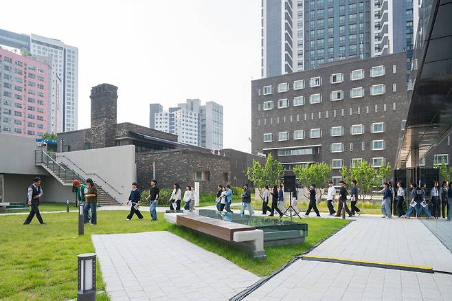 군사정권 시절 악명을 떨친 고문의 현장 서울 용산구 ‘남영동 대공분실’ 설계자로 지목된 건축가 김수근을 심판대에 세우는 연극 ‘미궁의 설계자’를 관객이 이동하며 관람하는 형식으로 선보인다. 민주화운동기념사업회 제공