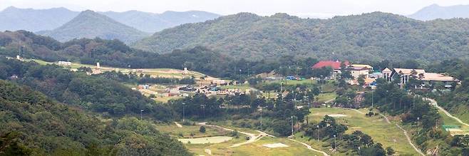 경북 성주군 초전면 소성리 달마산 정상에서 내려다본 사드(THAAD·고고도미사일방어체계) 기지 전경. 왼쪽에 사드 포대가 보인다. 오른쪽은 골프장 시설을 개조해 만든 군사건물로 추정된다. 사진 박승화 선임기자 eyeshoot@hani.co.kr