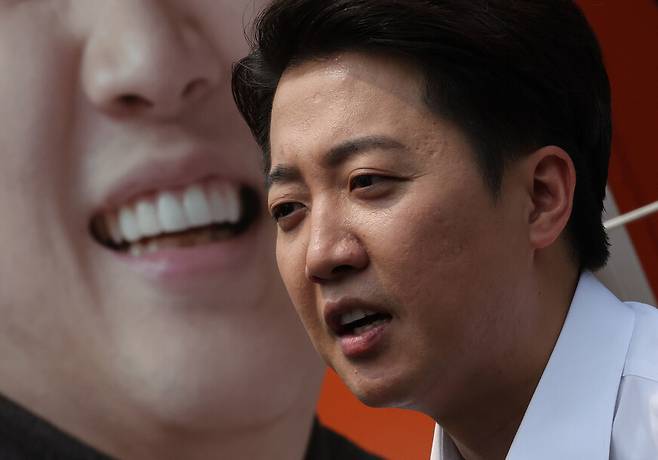 이준석 개혁신당 대통령 후보가 28일 낮 서울 영등포구 여의도공원에서 산책 유세를 마친 뒤 기자들의 질문에 답하고 있다. 백소아 기자 thanks@hani.co.kr