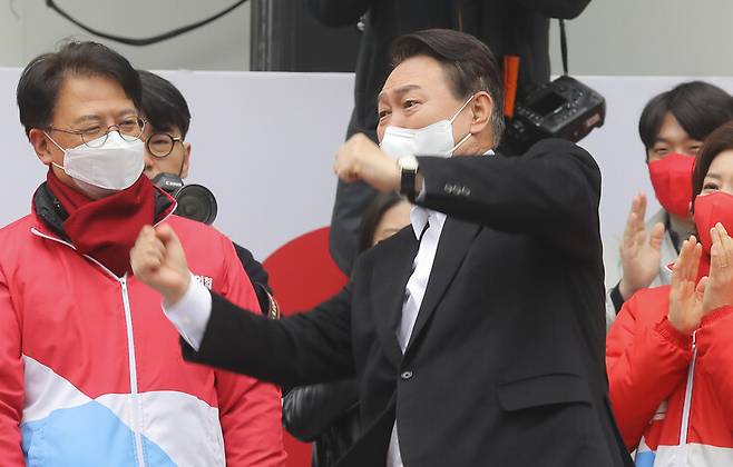 윤석열 전 대통령은 20대 대선 후보 시절 전국언론노동조합을 겨냥해 ‘민주당 전위대’라고 표현하며 “뜯어고쳐야 한다”고 발언해 논란을 빚었다. 공동취재사진