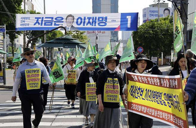 2030탈핵탈석탄탈송전탑 기후순례단이 2025년 5월14일 오전 경기 구리시 구리역 인근에서 대선후보들에게 에너지전환 공약을 요구하는 행진을 하고 있다. 김명진 기자