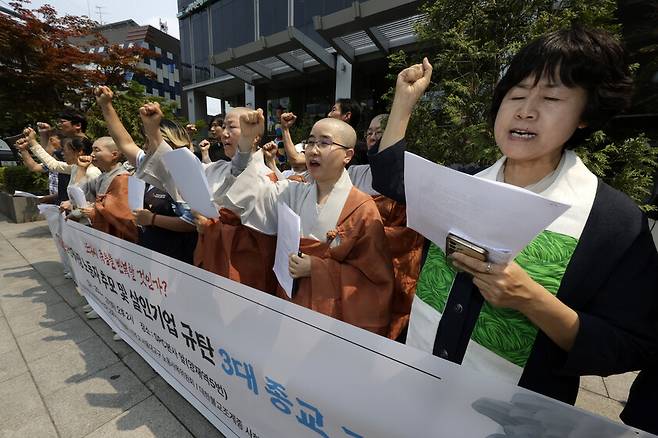 대한불교조계종 사회노동위원회와 천주교 서울대교구 노동사목위원회, 한국기독교교회협의회 교회와사회위원회 등 3대 종교인들이 2025년 5월27일 서울 서초구 양재동 SPC 본사 앞에서 SPC 산재사망 노동자를 추모 및 규탄 기자회견을 하고 있다. 김명진 기자