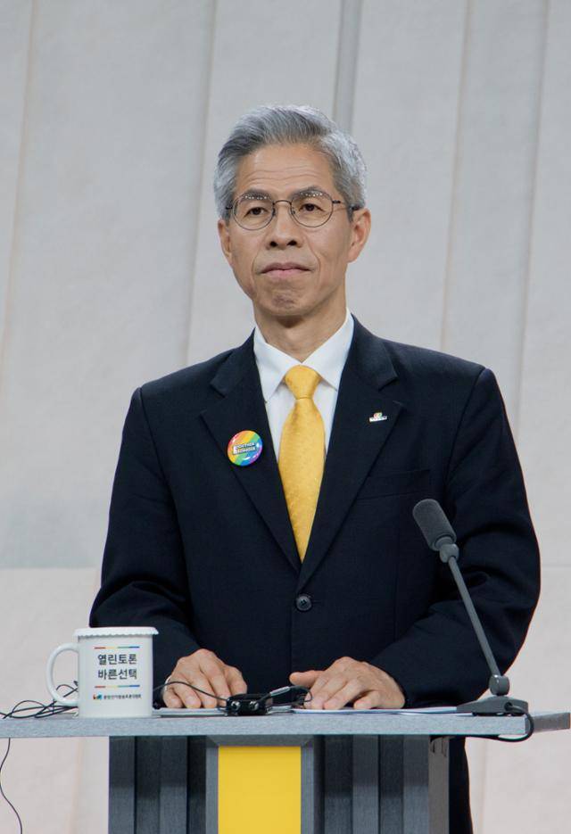 권영국 민주노동당 대선 후보가 27일 서울 마포구 상암동 MBC 스튜디오에서 열린 중앙선거방송토론위원회 주관 대통령선거 3차 후보자 토론회를 준비하고 있다. 권 후보의 오른쪽 옷깃엔 '무지개 배지'가 달려 있다. 뉴시스