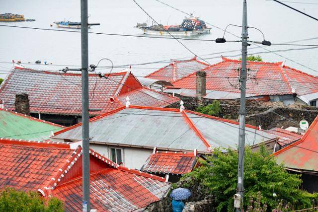 붉은 지붕을 한 쑥섬 민가의 모습.