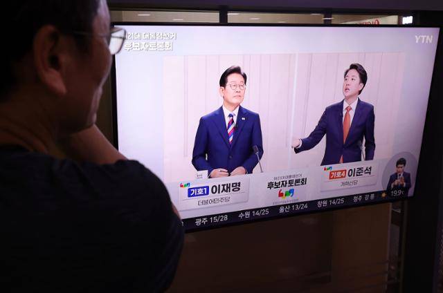 27일 오후 서울역 대합실에서 한 시민이 중앙선거방송토론위원회 주관 제21대 대통령선거 3차 후보자 토론회를 시청하고 있다. 뉴시스