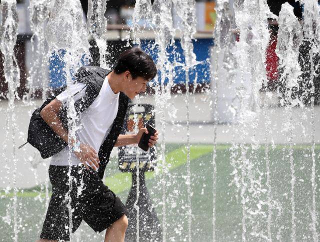 대구의 낮 기온이 28도를 넘은 지난 4월18일 대구 달서구 테마파크 이월드로 체험학습을 나온 학생들이 바닥분수에서 뿜어져 나오는 물줄기 사이를 달리며 더위를 식히고 있다. 뉴스1