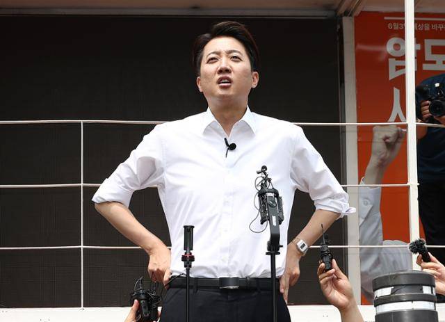 이준석 개혁신당 대통령 후보가 28일 서울 영등포구 여의도공원에서 유세를 마친 뒤 기자들을 만나 전날 토론회에서 여성의 신체와 관련한 노골적 표현을 한 것을 두고 답변하고 있다. 뉴스1