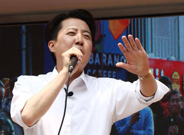 이준석 개혁신당 대선 후보가 28일 서울 영등포구 여의도공원에서 점심식사를 하러 이동하는 직장인을 상대로 현장유세를 하고 있다. 뉴스1