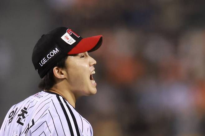 <yonhap photo-4411=""> 포효하는 임찬규 (서울=연합뉴스) 신현우 기자 = 27일 서울 잠실야구장에서 열린 프로야구 2025 신한 SOL 뱅크 KBO리그 한화 이글스와 LG 트윈스의 경기. 7회초 2사 한화 최재훈을 삼진으로 잡아내며 이닝을 마친 임찬규가 포효하며 더그아웃으로 향하고 있다. 2025.5.27 nowwego@yna.co.kr/2025-05-27 20:26:42/ <저작권자 ⓒ 1980-2025 ㈜연합뉴스. 무단 전재 재배포 금지, AI 학습 및 활용 금지></yonhap>