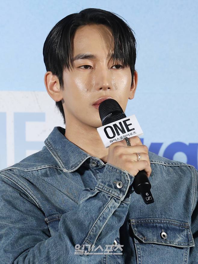 배우 육준서가 28일 오전 서울 광진구 롯데시네마 건대입구점에서 열린 웨이브 오리지널 'ONE : 하이스쿨 히어로즈' 제작발표회에 참석해 인사말을 하고 있다. 'ONE : 하이스쿨 히어로즈'는 아버지의 억압에 시달리던 전교 1등 '의겸'(이정하)과 그의 천부적인 싸움 재능을 이용하려는 '윤기'(김도완)가 복면을 쓴 '하이스쿨 히어로즈'를 결성해 억눌린 분노를 폭발시켜 학교 폭력 서열을 뒤엎는 하이스쿨 액션 드라마. 오는 30일 공개. 서병수 기자 qudtn@edaily.co.kr /2025.05.28/