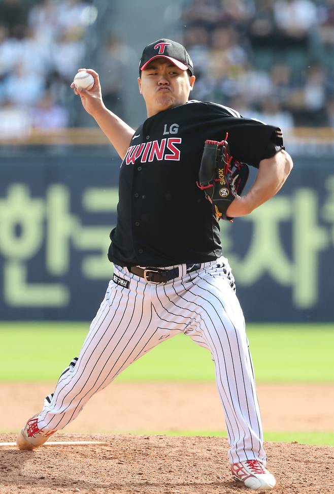 2025 KB0리그 프로야구 두산베어스와 LG트윈스의 경기가 6일 오후 서울 잠실야구장에서 열렸다. 9회말 장현식이 구원등판해 역투하고 있다. 잠실=김민규 기자 mgkim1@edaily.co.kr /2025.05.06/