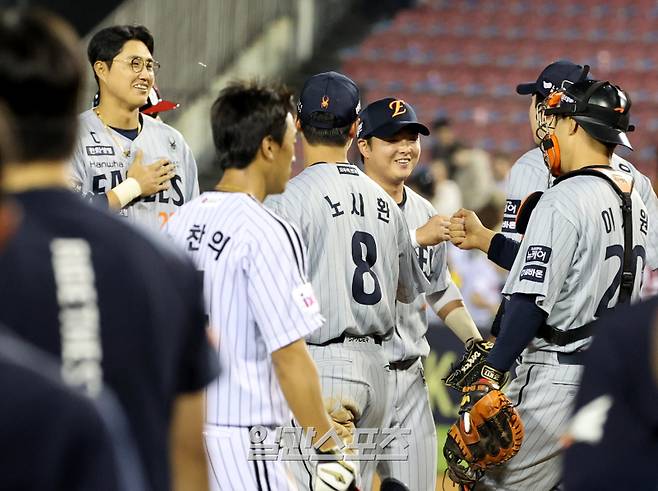 2025 KB0리그 프로야구 LG트윈스와 한화이글스의 경기가 28일 오후 서울 잠실야구장에서 열렸다. 연장 11회 끝에 6대 5 신승을 거둔 채은성 등 한화 선수들이 경기 후 자축하고 있다. 잠실=김민규 기자 mgkim1@edaily.co.kr