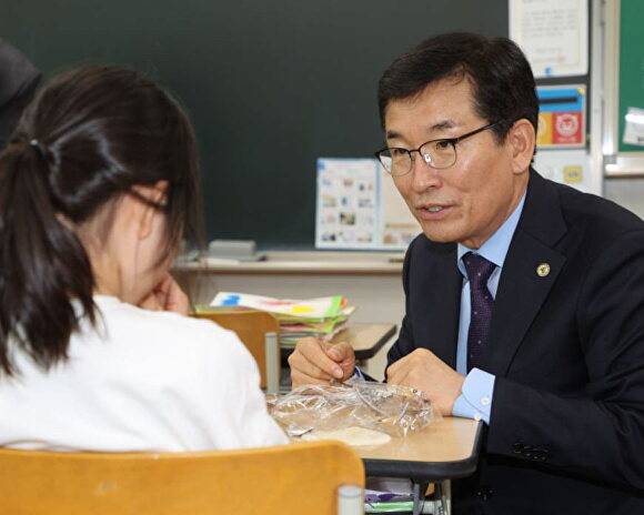 윤건영 충북교육감이 한 초등학교에서 학생들에게 대체 급식을 나눠주며 운영 상황을 점검하는 모습. [사진=충북교육청]