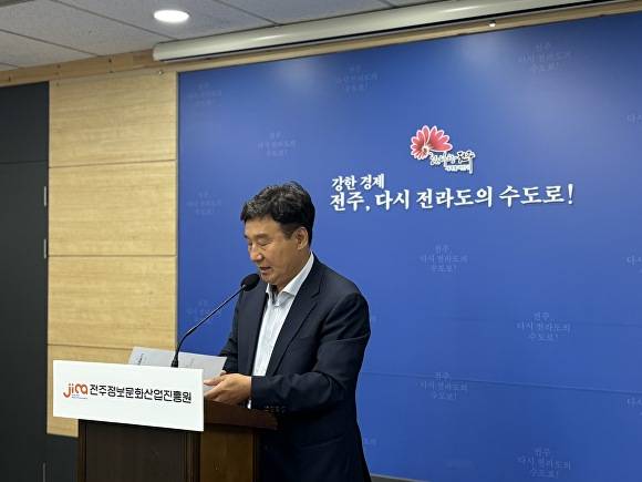 허전 원장이 언론 브리핑을 하고 있다. [사진=전주시 ]