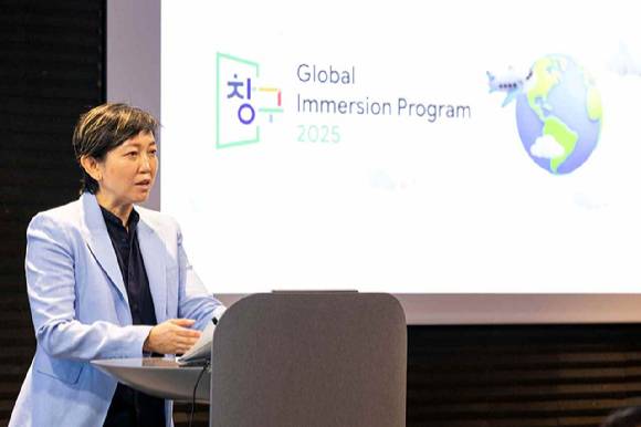 28일 서울 강남구 구글코리아 사옥에서 열린 '창구' 프로그램 7기 간담회에서 캐런 티오 구글 아시아태평양(APAC) 지역 플랫폼·디바이스 파트너십 부사장이 발표하고 있다. [사진=구글코리아]