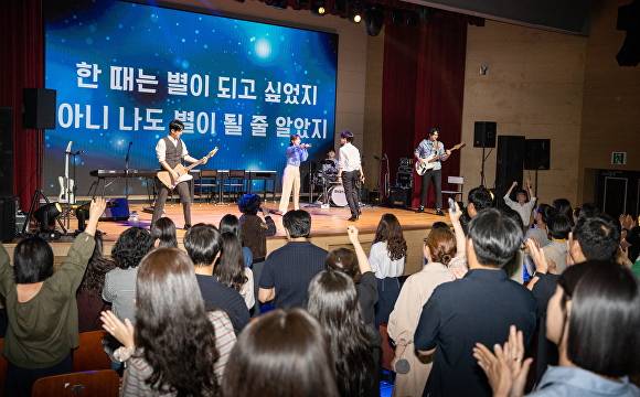 한국전기안전공사가 개최한 뮤지컬 '6시 퇴근' 공연 모습  [사진=한국전기안전공사 ]