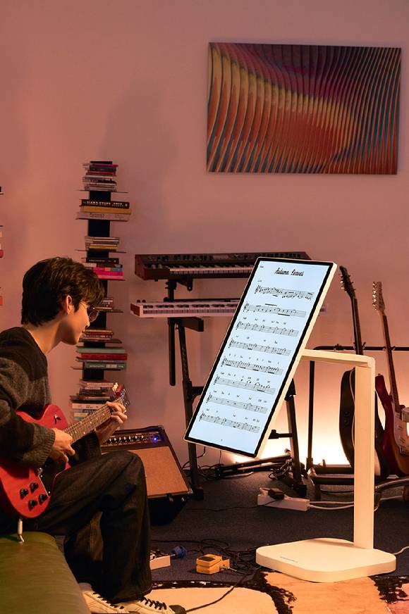 한 연주자가 LG전자의 스마트 모니터 신제품 '스윙' 화면을 세로로 세워놓고 연주하고 있다. [사진=LG전자]