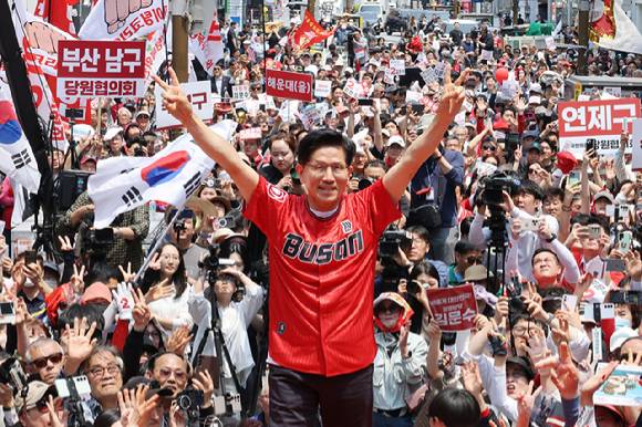 국민의힘 김문수 대선 후보가 28일 부산 서면 쥬디스태화 백화점 앞에서 집중유세를 하고 있다. 2025.5.28 [공동취재] [사진=연합뉴스]